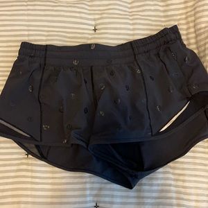 Lululemon 2.5” hotty hot shorts